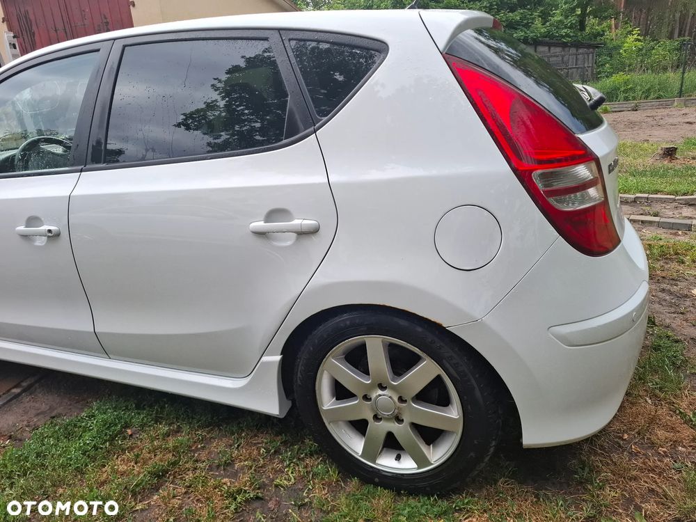 Hyundai i30 1.6 CRDi Base + - 3