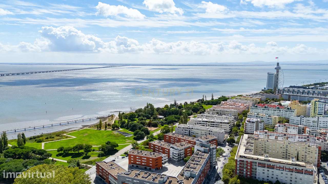 T4 Duplex com Rooftop e Vista Panorâmica sobre o Tejo – Parque das Naç - Grande imagem: 2/33