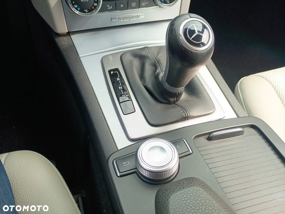 Mercedes-Benz Klasa C 180 CGI Automatik BlueEFFICIENCY Avantgarde - 27