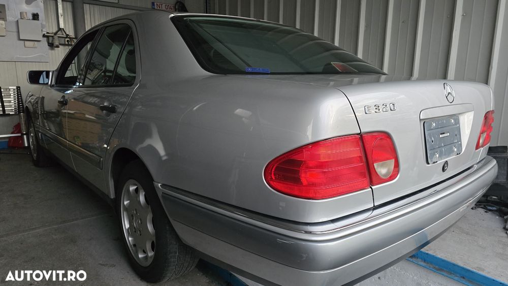 Mercedes-Benz E - 10