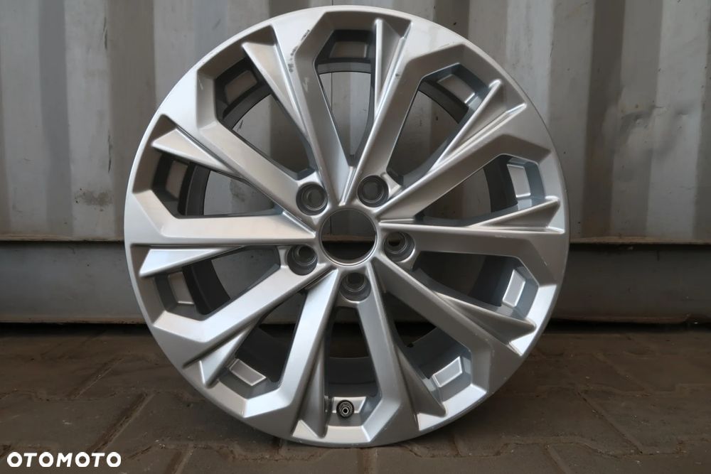 AD10 Felga audi A4 8w060125L 7,5x17et38 - 4