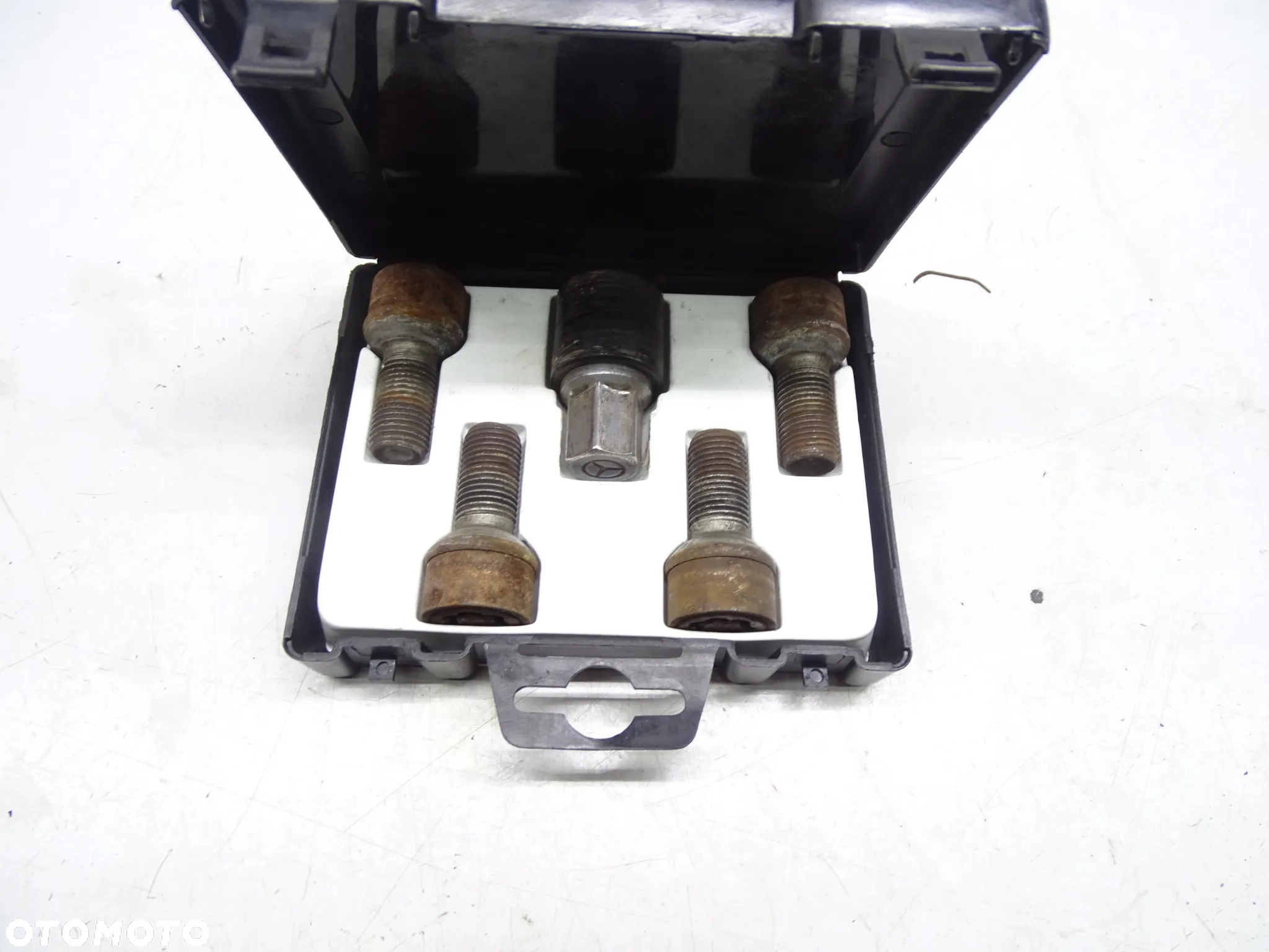 Mercedes W204 W207 W212 Sruby zabezpieczajace B66470155 - 2