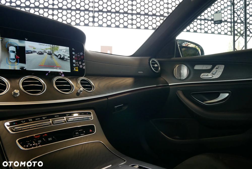 Mercedes-Benz Klasa E 220 d 4Matic 9G-TRONIC AMG Line - 24