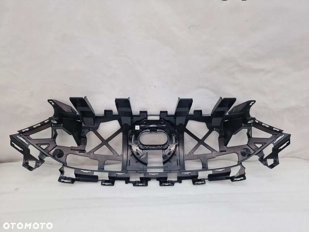 MERCEDES EQE W295 AMG WSPORNIK / STELAŻ POD ATRAPE / GRILL PRZEDNI PRZÓD + RAMKA RADARU , NR A2958883100 + A2978887300 , BARDZO ŁADNY , NIEUSZKODZONY , NR AUKCJI GL719 - 9