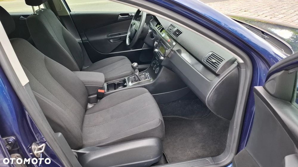 Volkswagen Passat 1.6 FSI Trendline - 17