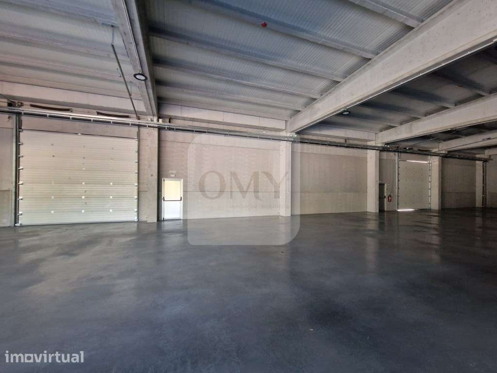 Armazém novo com 2 pisos e cais junto à Zona Industrial de Vila Real - Grande imagem: 2/18
