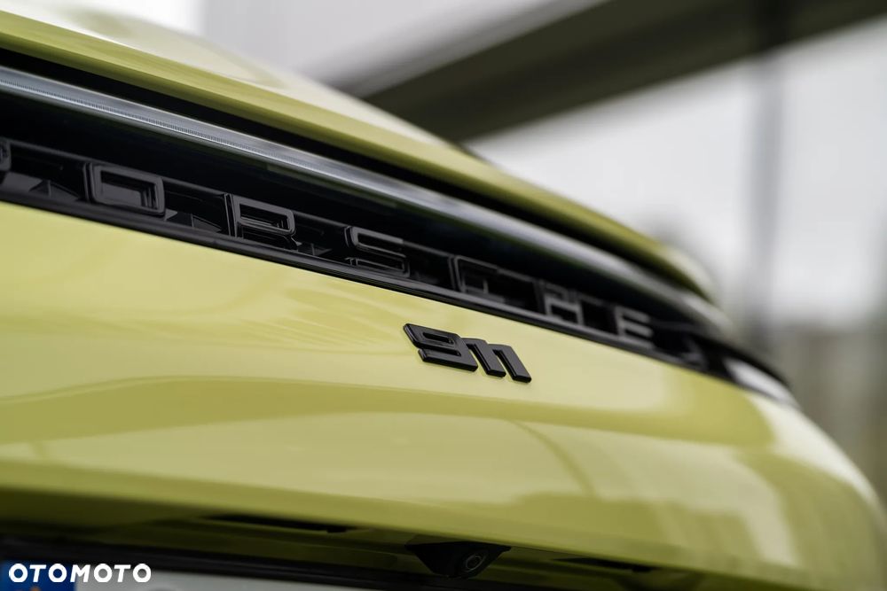 Porsche 911 Carrera T-Hybrid 4 GTS - 11