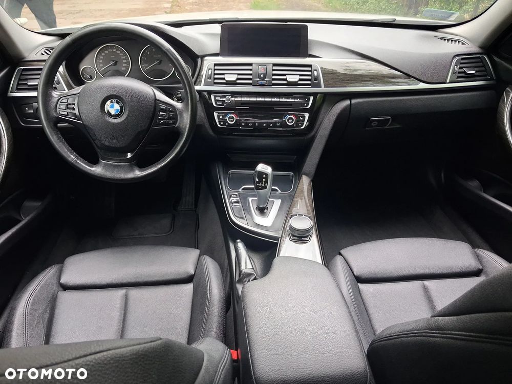 BMW Seria 3 320i xDrive - 9