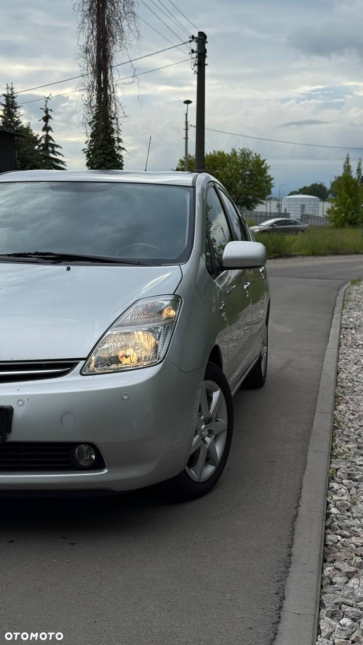 Toyota Prius (Hybrid) Sol - 3