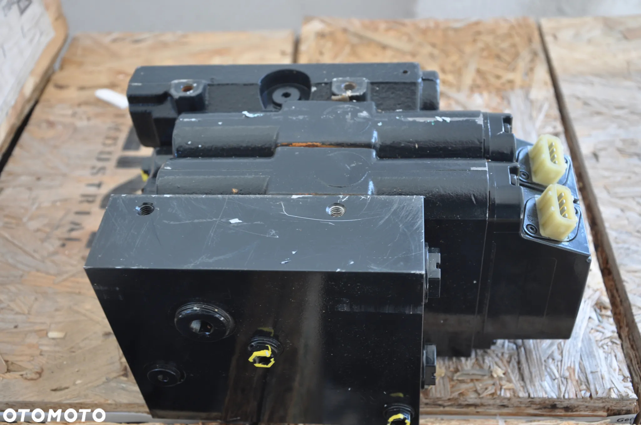 Zawór sterujacy blok hydrauliczny New Holland Case Steyer 47433959 - 11