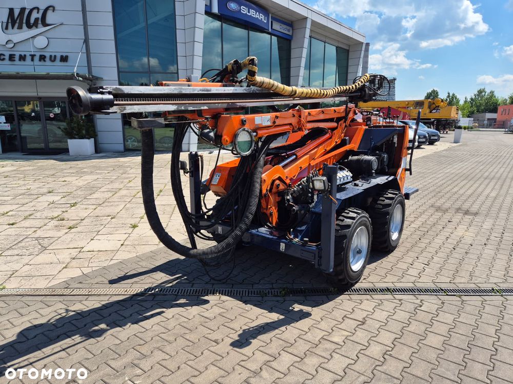 Sandvik Tamrock COMMANDO 120R 4X4 / WIERTNICA DO SKAŁ / SERWISOWANA / 1 WŁ / PEŁNA DOKUMENTACJA / WIELE CZĘŚCI ZAMIENNYCH / ZDALNE STEROWANIE / SILNIK CAT / TRANSPORT / NOWE OPONY - 4