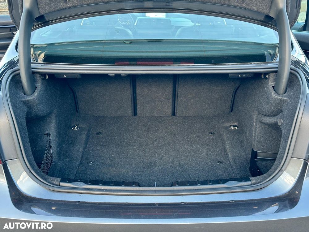 BMW Seria 3 318d Aut. M Sport - 31