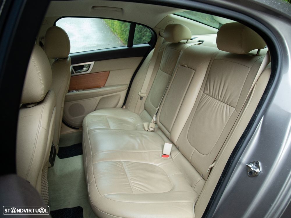 Jaguar XF 2.7 D V6 Luxury - 17
