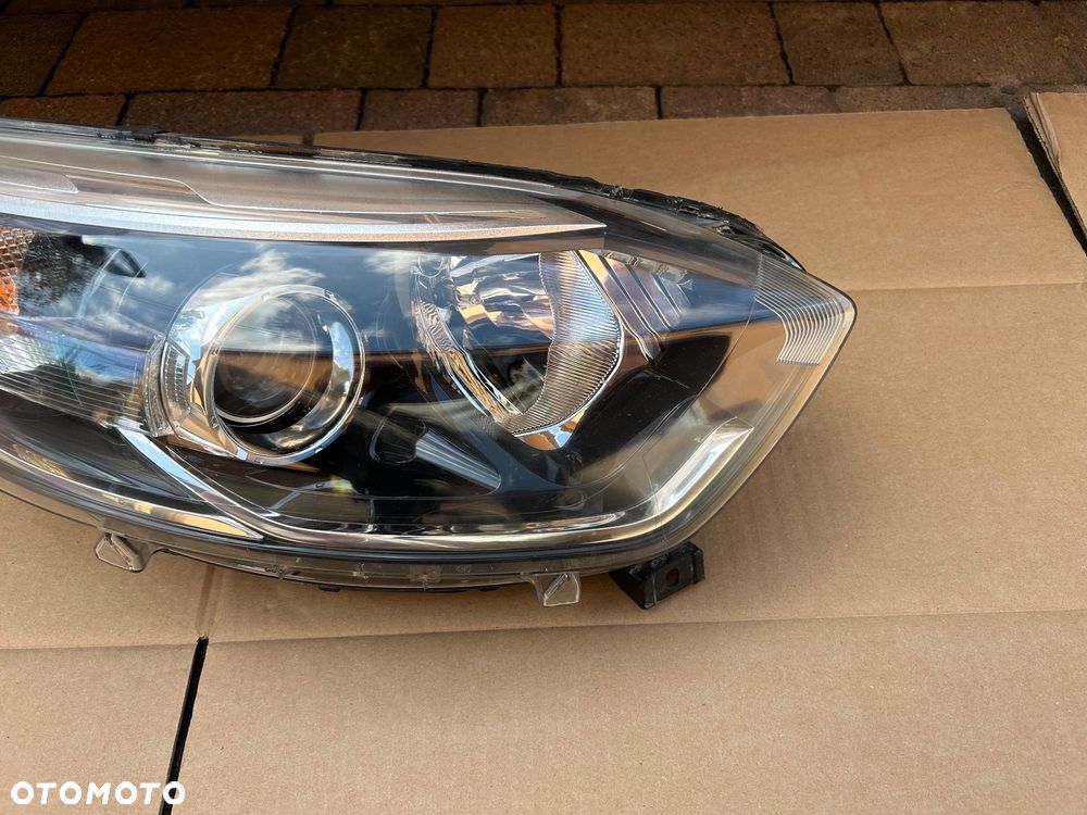 Renault Captur I lampa prawy przód europa 260102734R uszkodzona - 2