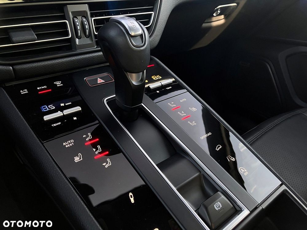 Porsche Macan T - 36