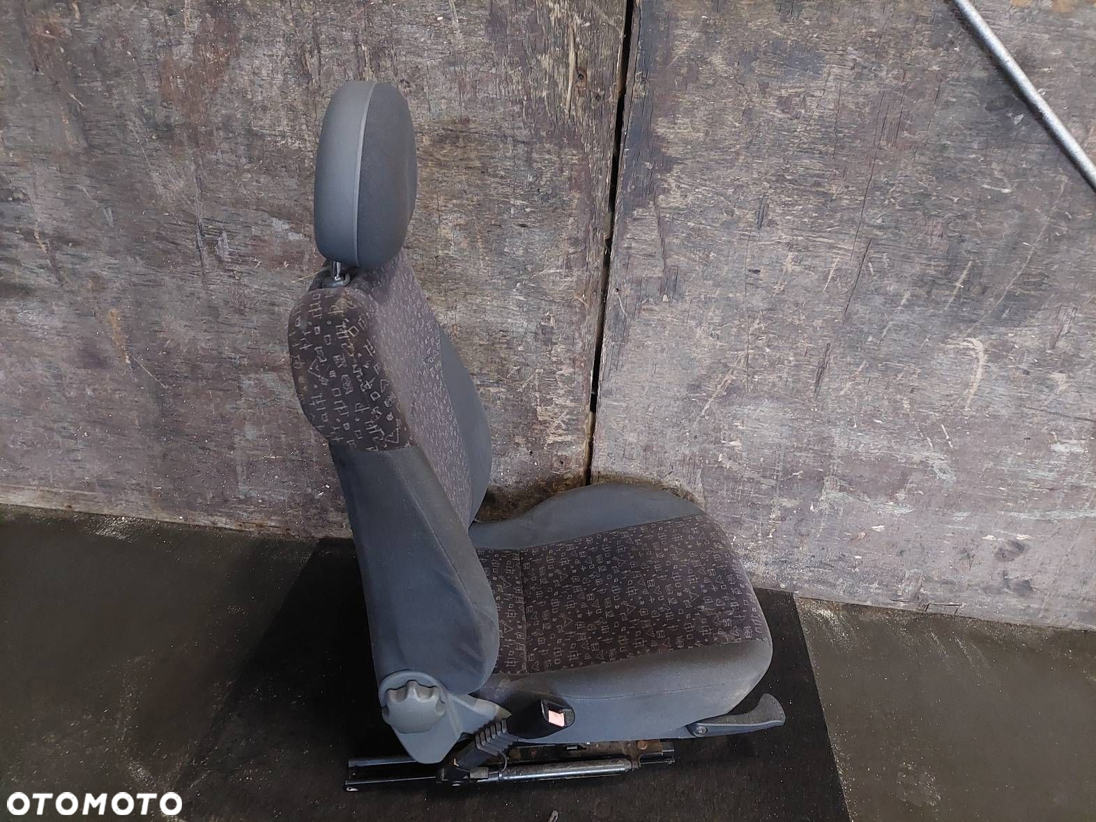 FOTEL LEWY PRZÓD KIEROWCY OPEL CORSA C HB 5D - 2