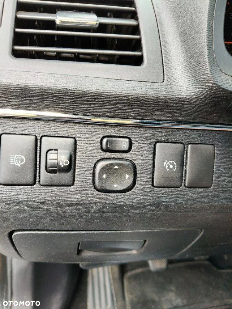 Toyota Avensis 1.8 Sol plus NAVI - 26