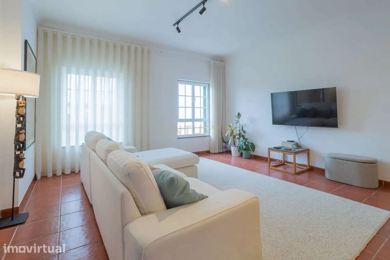 Moradia T4, luminosa, com garagem, jardim e logradouro. - Grande imagem: 5/46