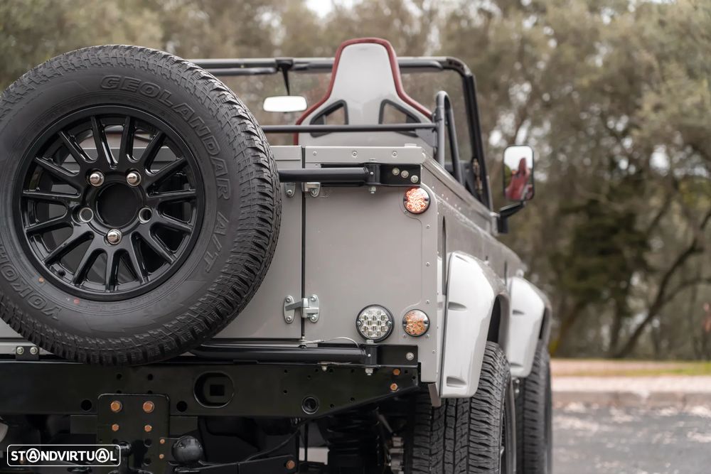 Land Rover Defender - 27