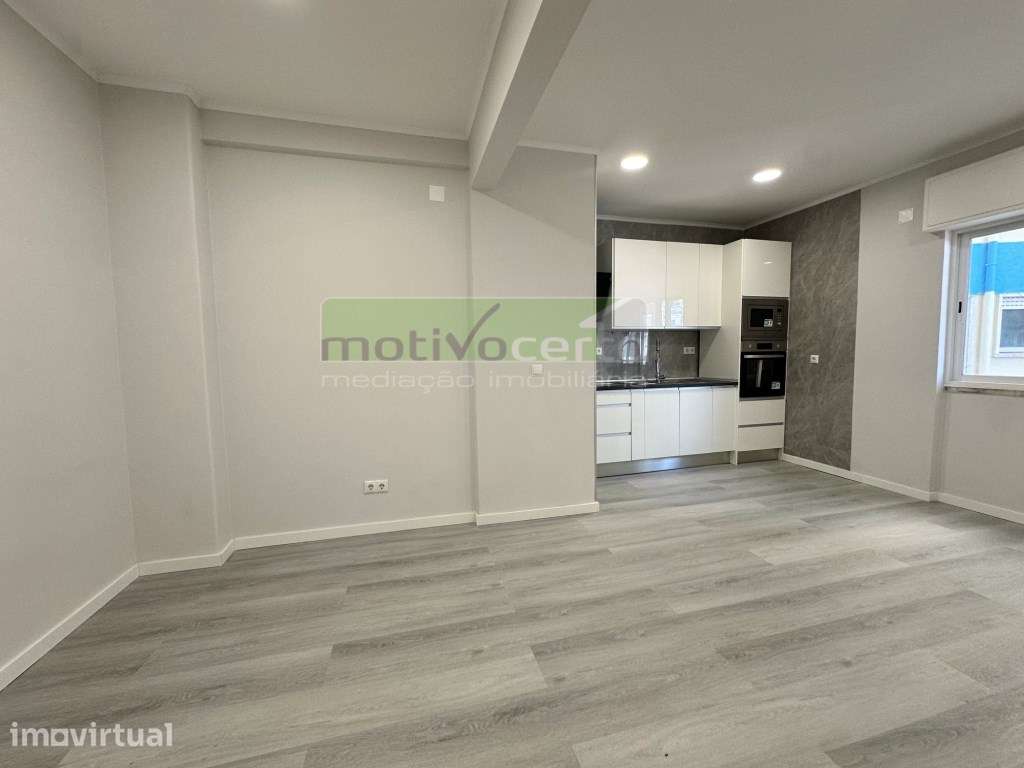 Viver no Centro da Amadora! T1 Remodelado, Junto á Estação de Combo... - Grande imagem: 2/19