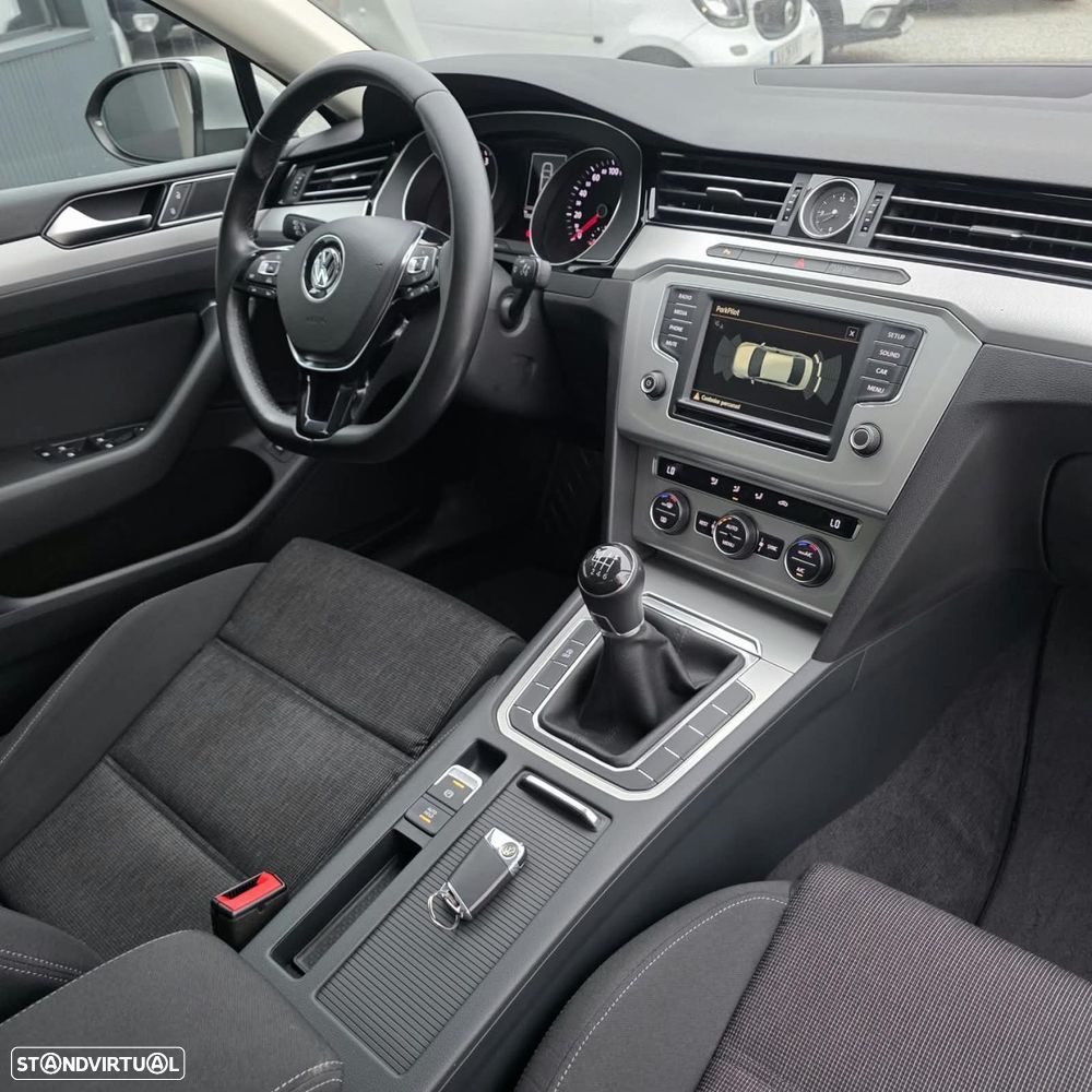 VW Passat 2.0 TDI Confortline - 29