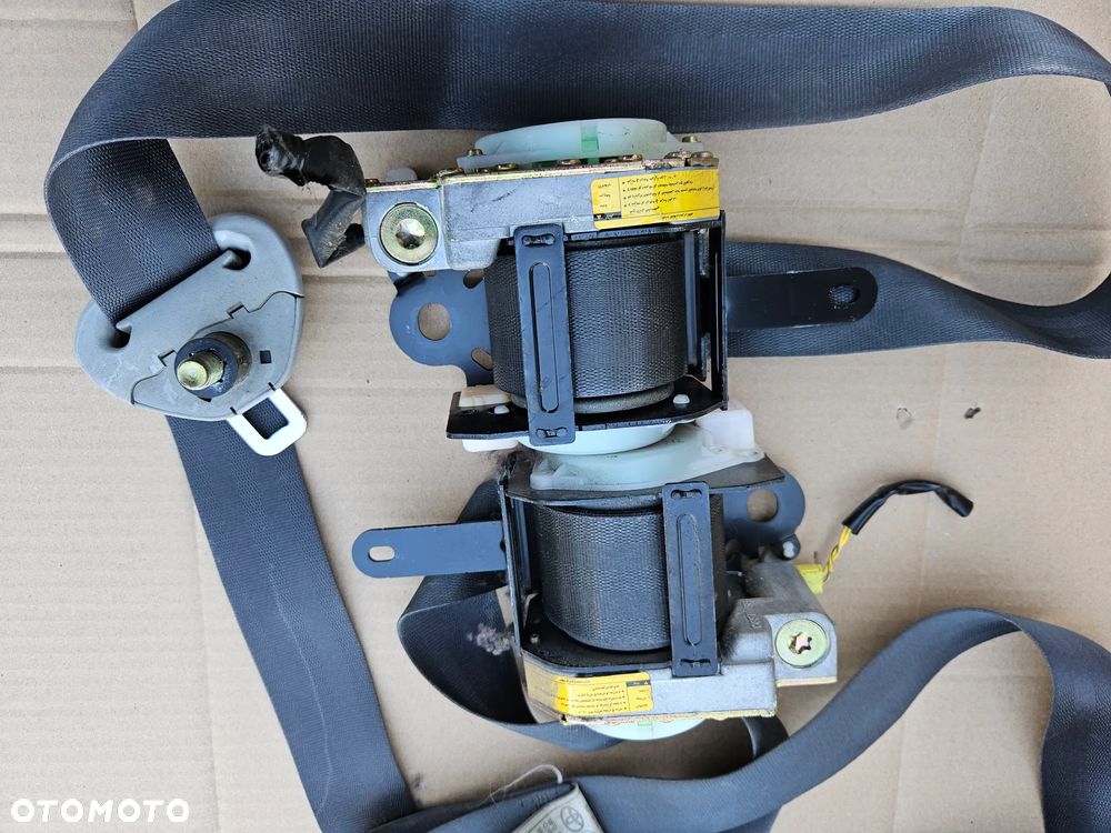 Toyota Yaris I 1 pas bezpieczeństwa przód prawy lewy 3D - 1