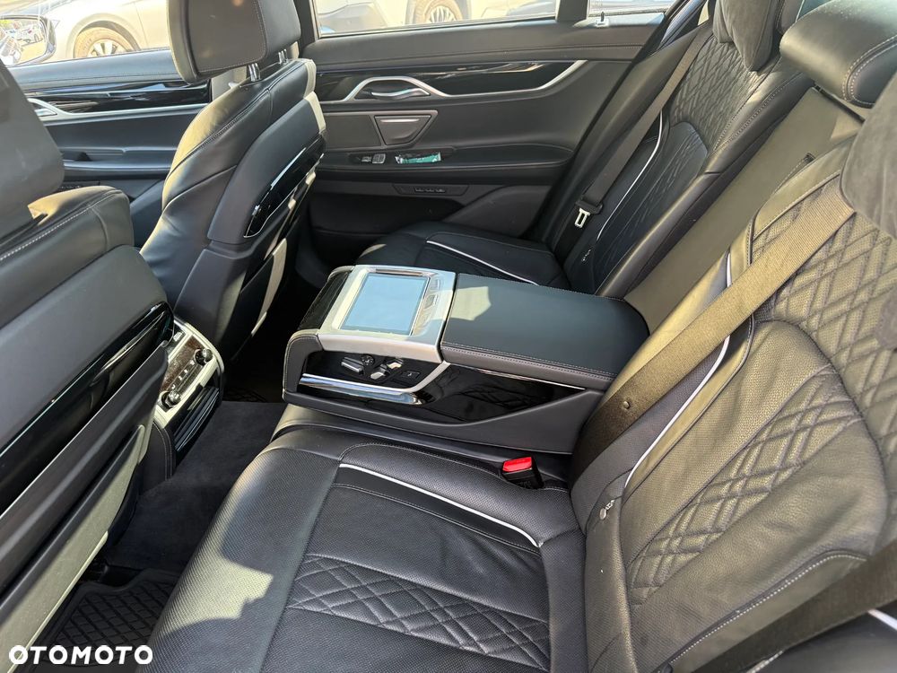 BMW Seria 7 750i xDrive sport - 17