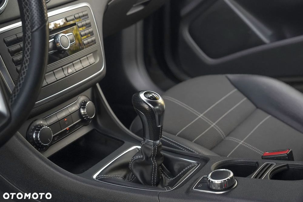 Mercedes-Benz CLA 180 AMG Line - 21
