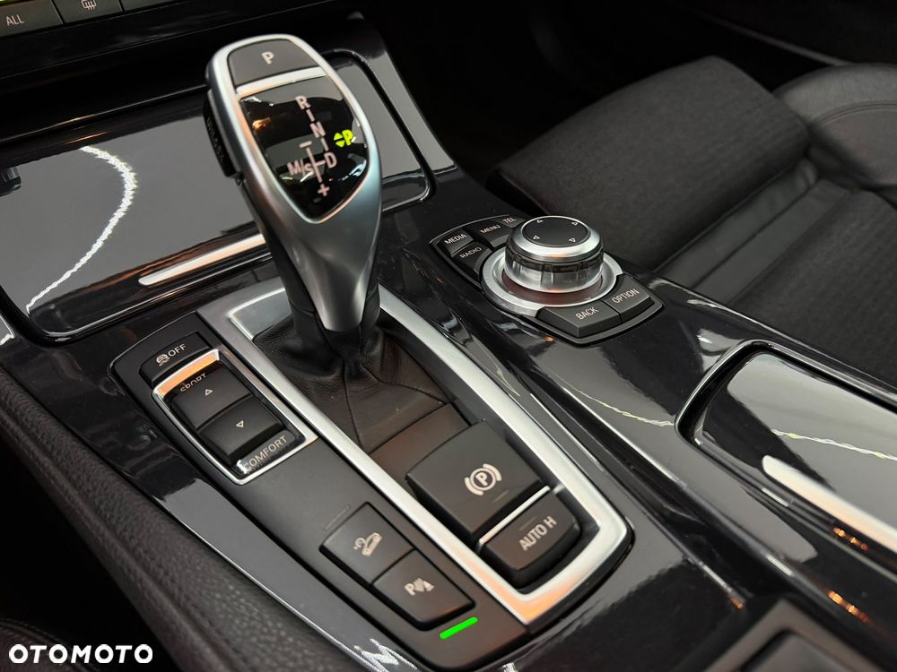BMW Seria 5 525d xDrive - 13