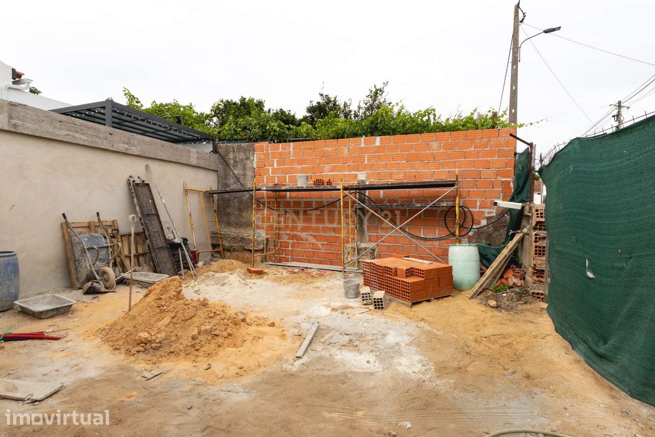 Moradia Térrea geminada em Construção: Conforto e Modernidade no Ramal - Grande imagem: 3/45
