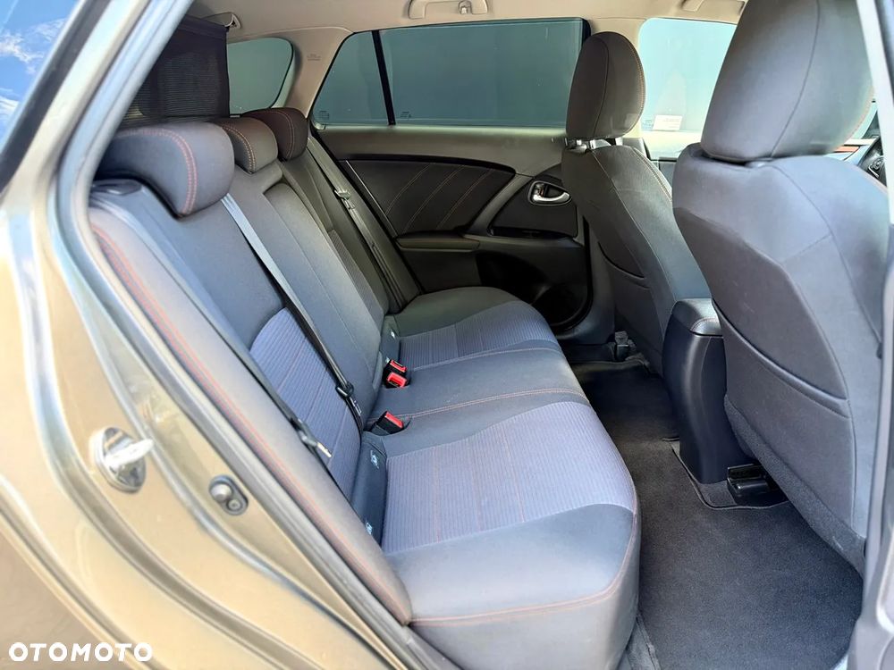 Toyota Avensis - 14