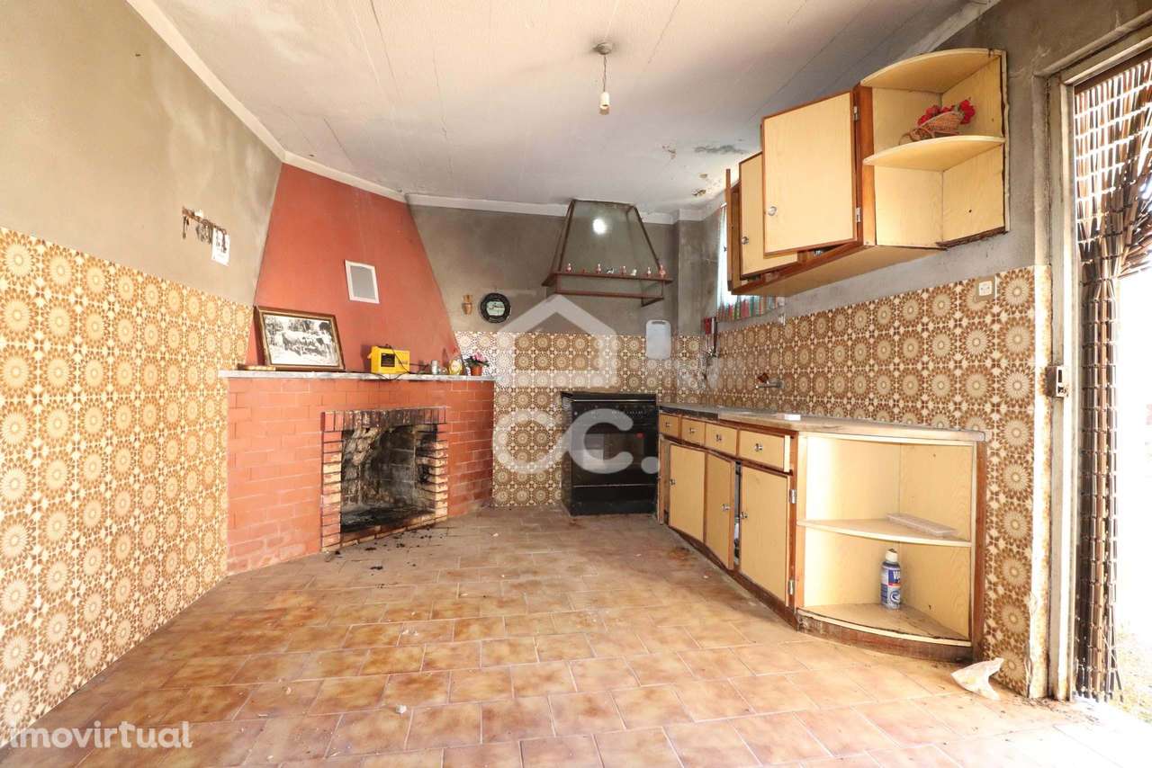 Moradia T3 com terraços, logradouro e garagem para recuperar na Vila d - Grande imagem: 3/23