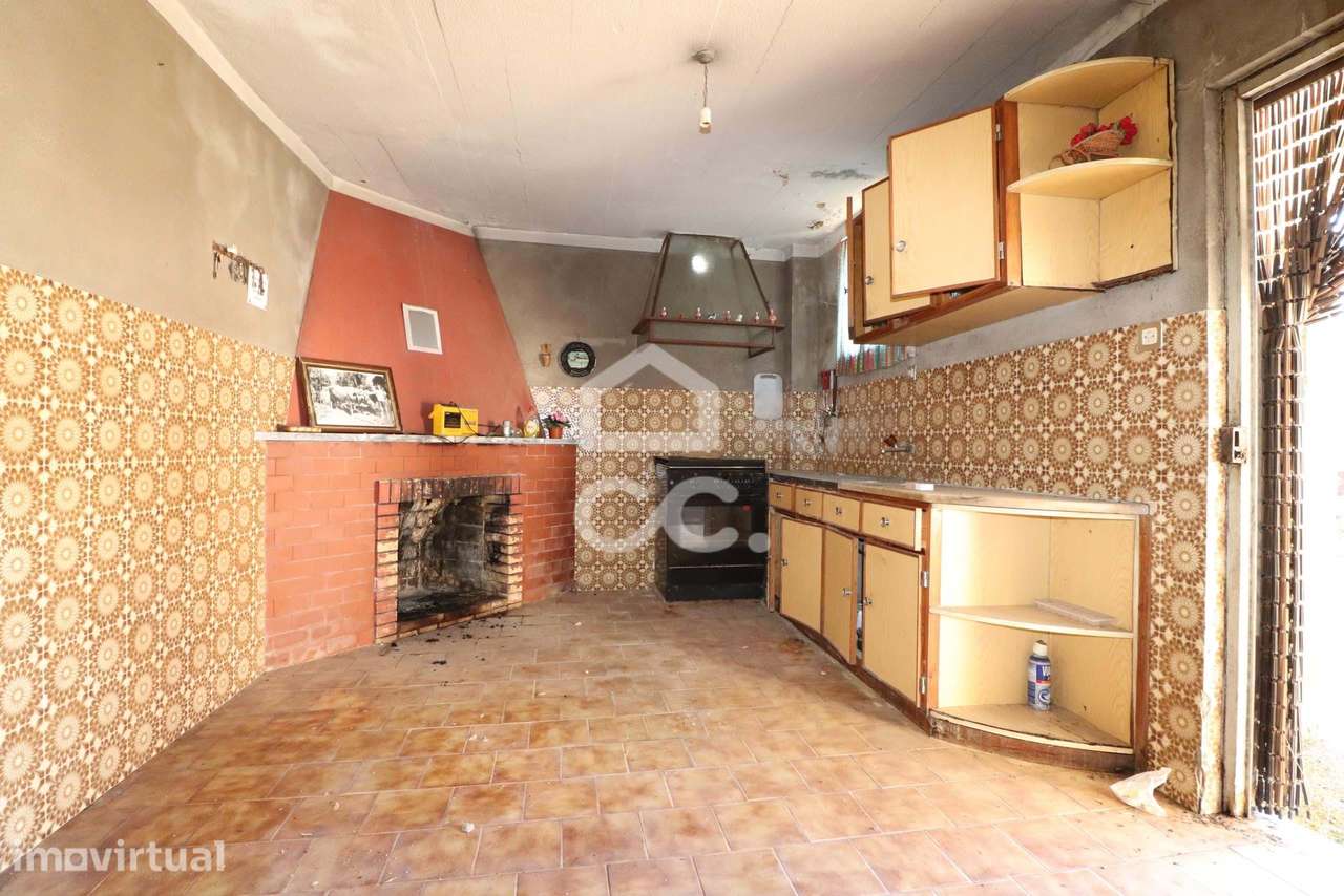 Moradia T3 com terraços, logradouro e garagem para recuperar na Vila d - Grande imagem: 3/23