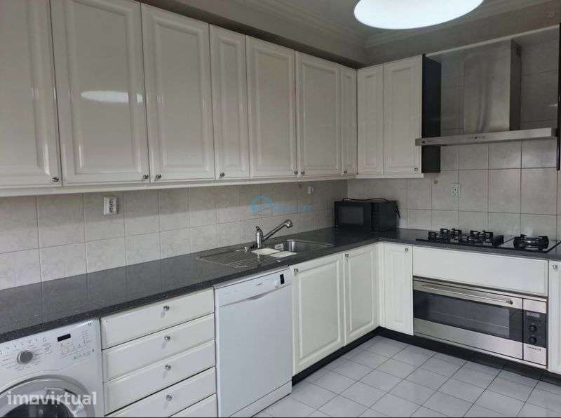 Apartamento T4 com garagem fechada, lugar de garagem e sotão - Grande imagem: 3/7