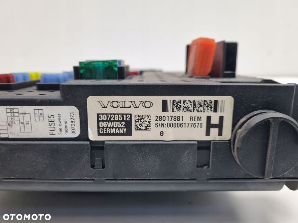 Volvo S60 I XC70 I V70 II 2.4 D5 SKRZYNKA BEZPIECZNIKÓW 30728512 - 6