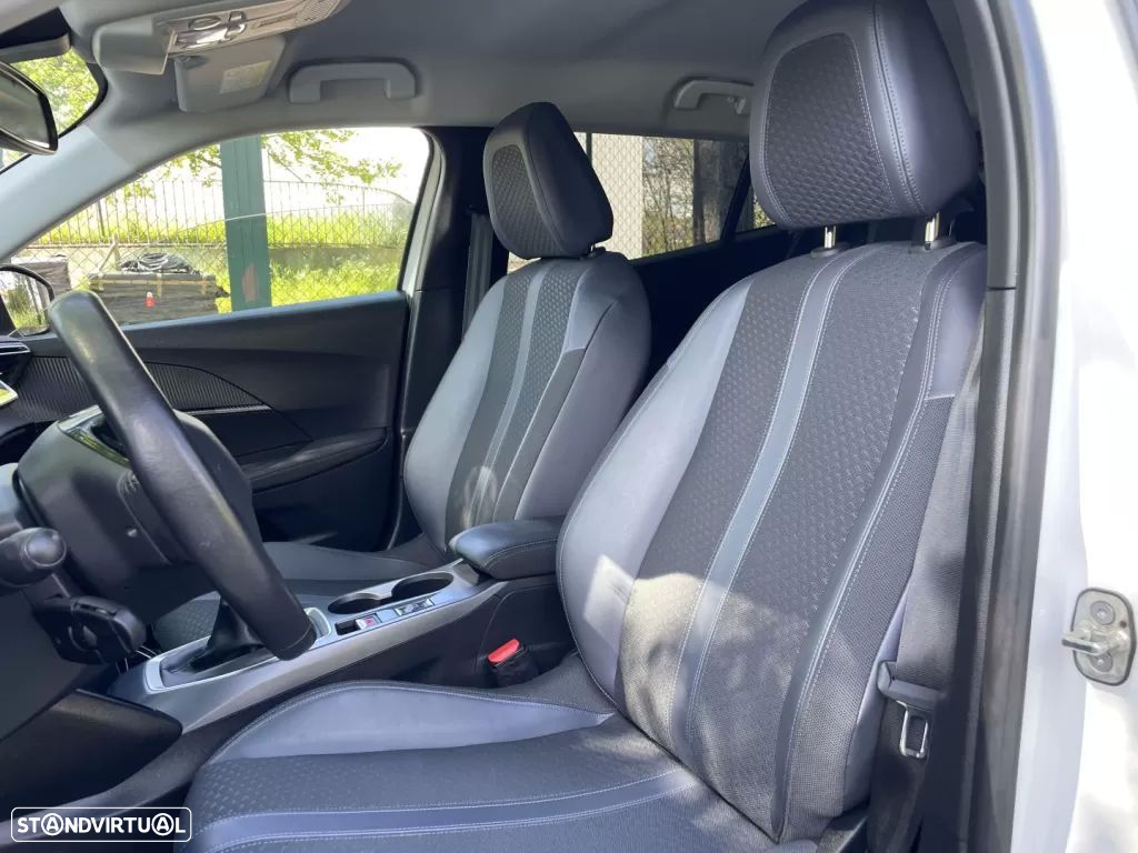 Peugeot 2008 1.2 PureTech Allure - 32
