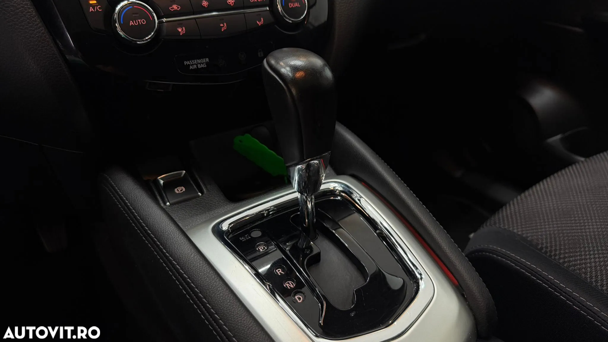 Nissan Qashqai 1.6 DCI Xtronic N-Connecta - 25