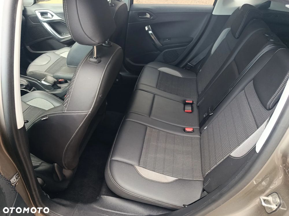 Peugeot 2008 1.2 Pure Tech Allure S&S - 9