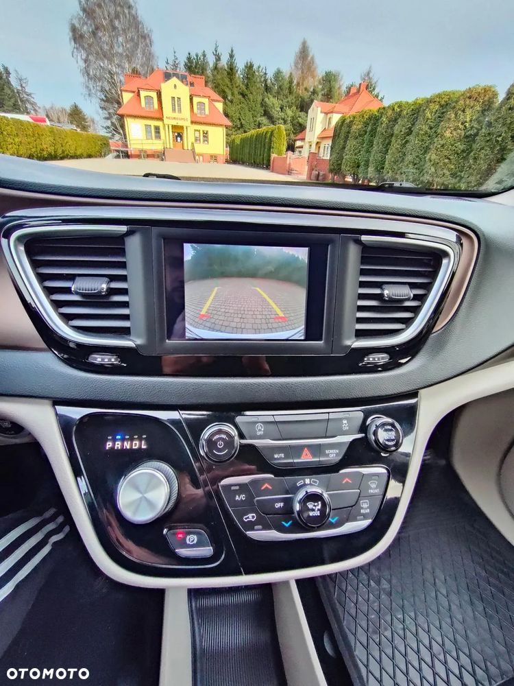 Chrysler Pacifica - 11