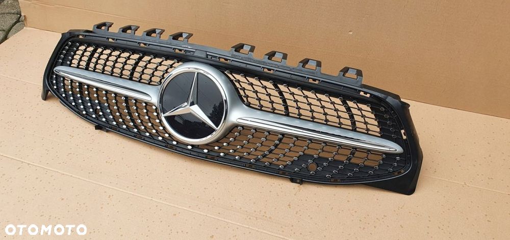 MERCEDES CLA 118 GRILL ATRAPA DIAMENT RADAR ORYG - 2