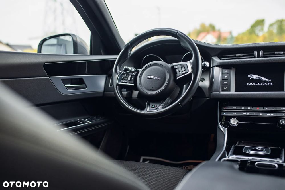 Jaguar XF 2.0 i4D R-Sport - 22