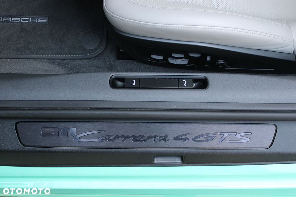 Porsche 911 Carrera 4 GTS - 17
