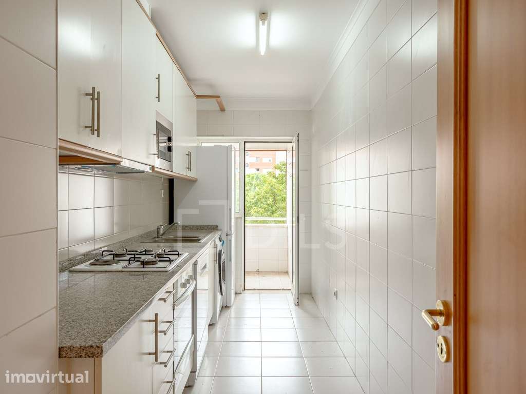 Apartamento T3, com garagem e arrecadação, no Alto do Lumiar - Grande imagem: 4/30