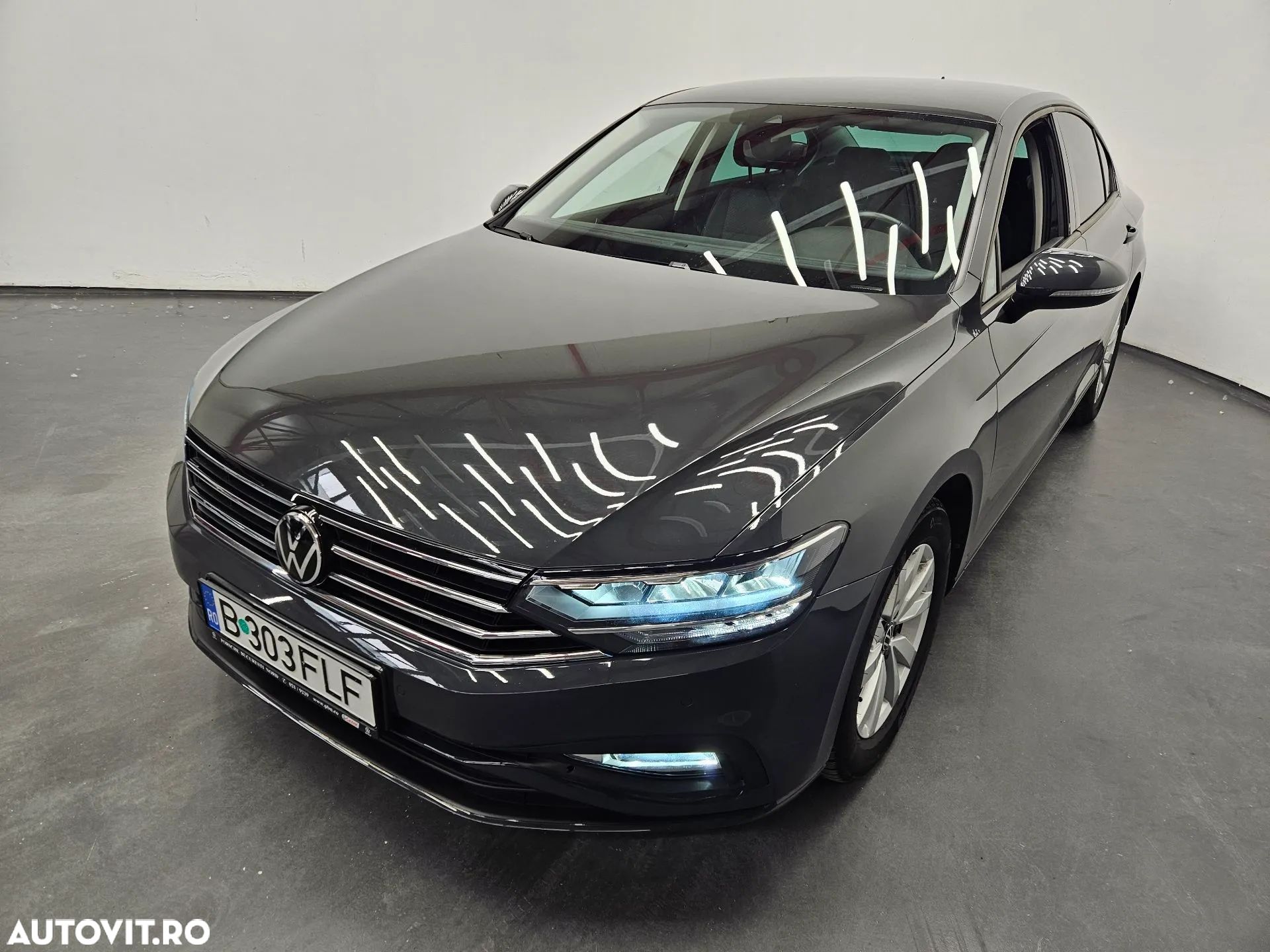 Volkswagen Passat - 1