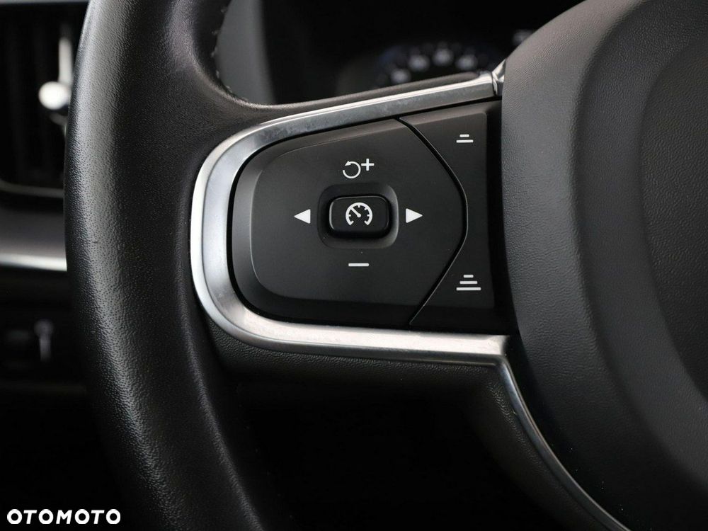 Volvo XC 60 B4 D AWD Momentum - 33