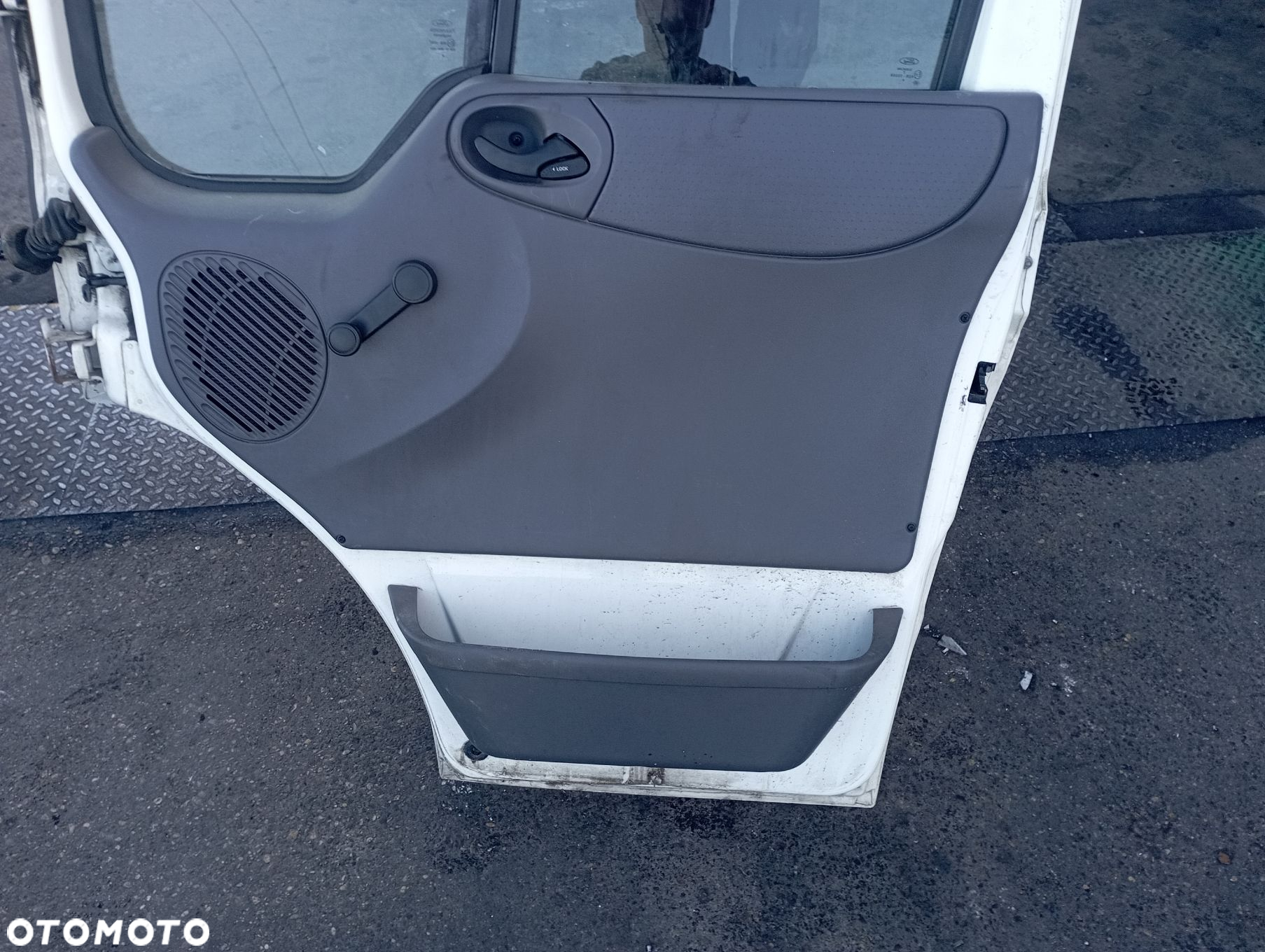 DRZWI PRAWY PRZÓD

 FORD
 TRANSIT V AA - 9