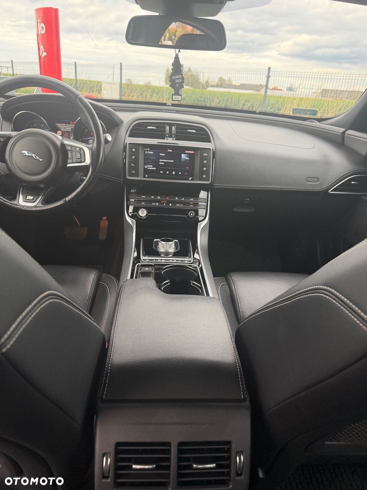 Jaguar XE 2.0 D R-Sport - 8