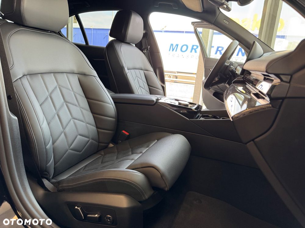BMW Seria 5 520d xDrive - 24