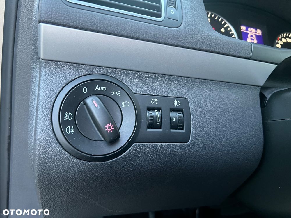 Volkswagen Touran 1.6 TDI DPF BlueMotion Technology Comfortline - 30