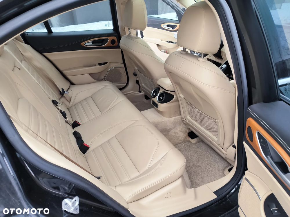 Alfa Romeo Giulia 2.0 Turbo 16V AT8 Veloce - 15